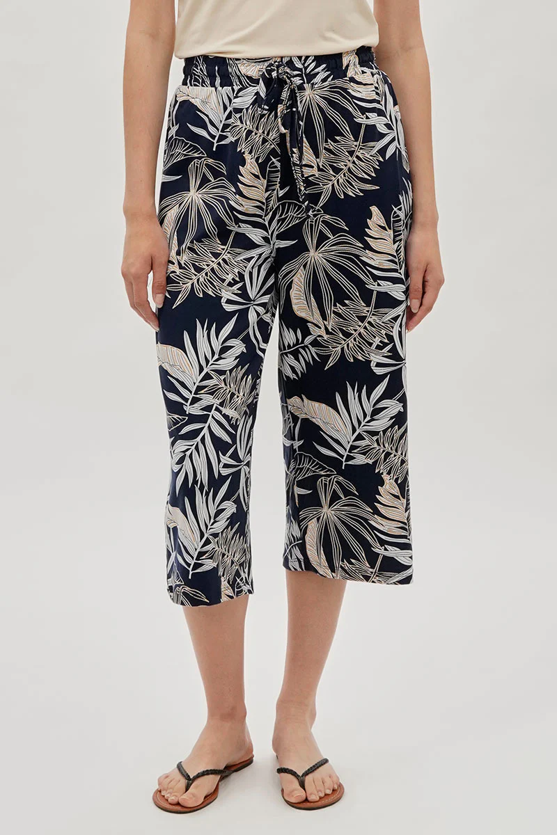 International INC Company Floral Cropped Pants - Navy
